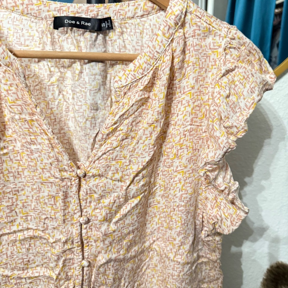 Doe & Rae Pink Ruffled Buttoned Blouse - Picture 4 of 6
